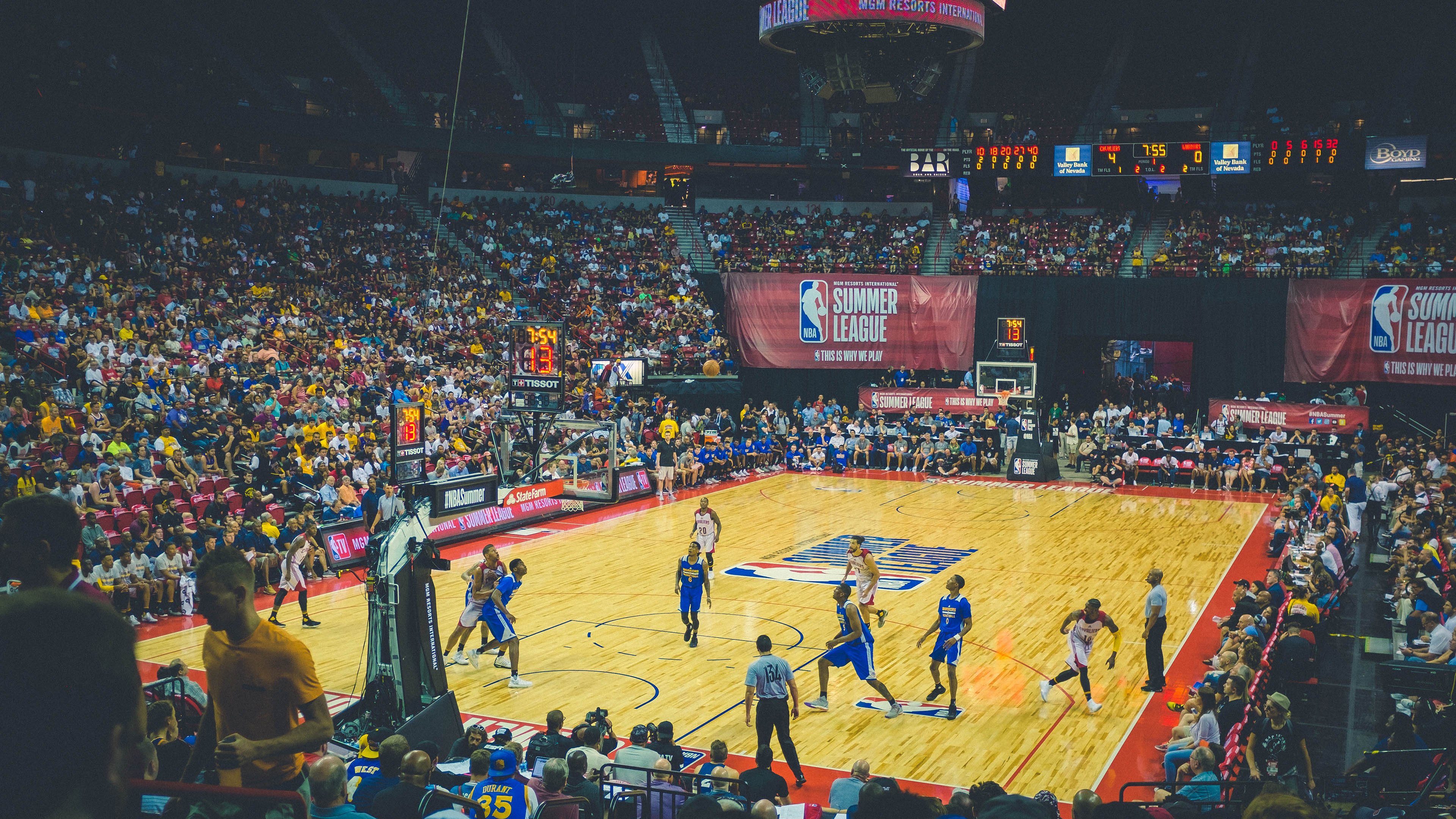 西甲联赛激战正酣，皇马巴萨上演巅峰对决