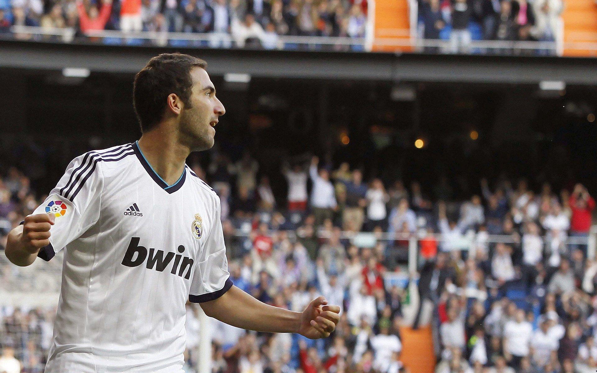 温情时刻闪耀赛场,扎卡赠衣小球童展现体育温度